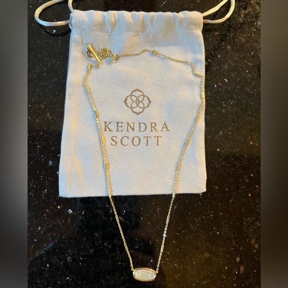 Kendra Scott Pendant Necklace in Ivory Mother-of-Pearl and Gold - Picture 2 of 8